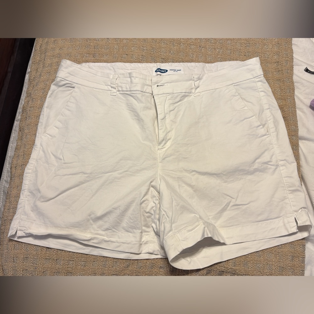 Old Navy White Women's Mid Rise Shorts